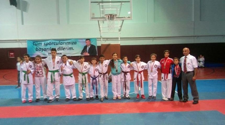 S&ouml;ke&rsquo;nin Şimşek Karatecileri 15&rsquo;de 15 Yaptı