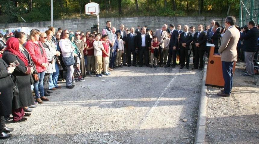 Ahmet Taner Kışlalı Ortaokuluna Halı Saha