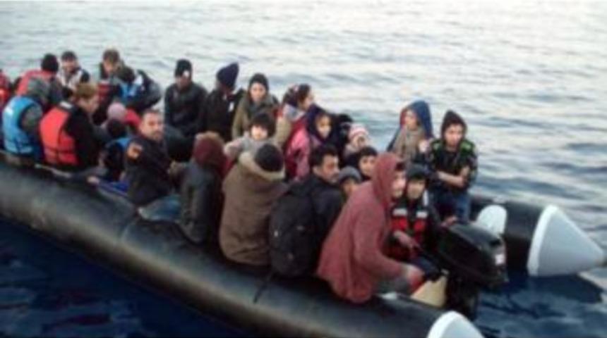 Kuşadası K&ouml;rfezi&rsquo;nde 12&rsquo;si &Ccedil;ocuk 42 Ka&ccedil;ak G&ouml;&ccedil;men Yakalandı