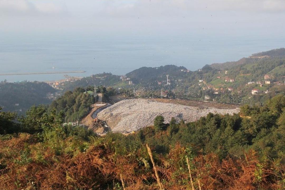 &Ccedil;&ouml;pl&uuml;kte A&ccedil;tığı Resim Sergisinde G&ouml;zyaşlarına Hakim Olamadı