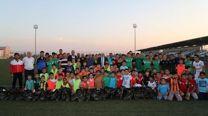 Kilis Belediyesinden Alt Yapı Sporcularına Malzeme