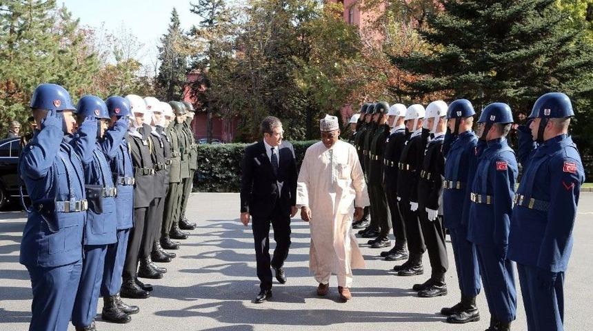 Bakan Canikli, Nijerya Savunma Bakanı Ali İle Bir Araya Geldi