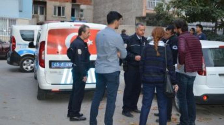 Polisten Ka&ccedil;an Ş&uuml;phelilerden Uyuşturucu Madde &Ccedil;ıktı