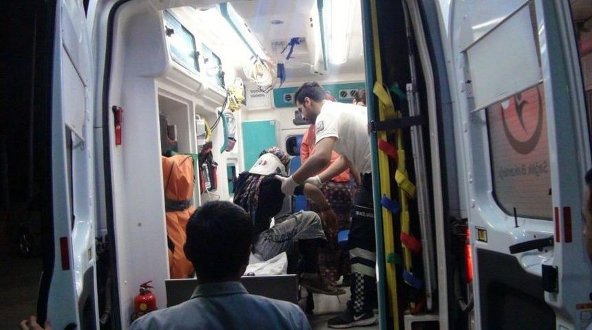 Suriyeli Tarım İş&ccedil;ilerini Taşıyan Minib&uuml;s Devrildi: 10 Yaralı