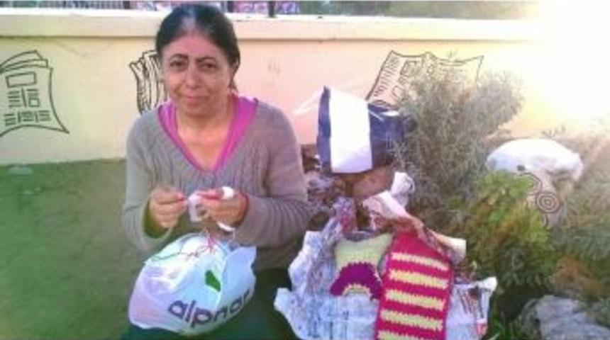 Yaptığı El İşlerini Satarak Ge&ccedil;imini Sağlıyor