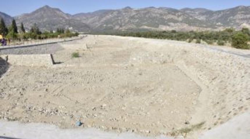 Buharkent&rsquo;te Dere Islah &Ccedil;alışmaları Devam Ediyor