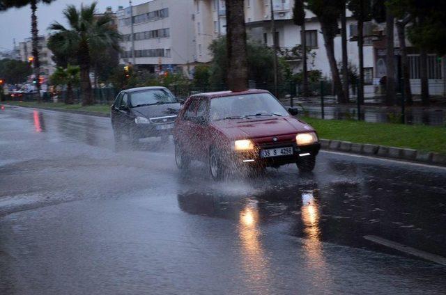 Sağanak Yağış Didim’de Hayatı Olumsuz Etkiledi