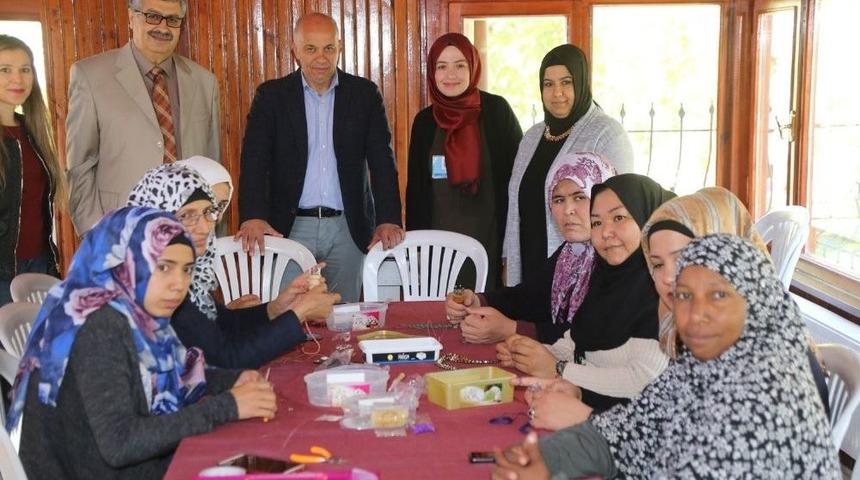 Karaman&rsquo;daki M&uuml;lteci Ve Sığınmacılara El Sanatları Kursu
