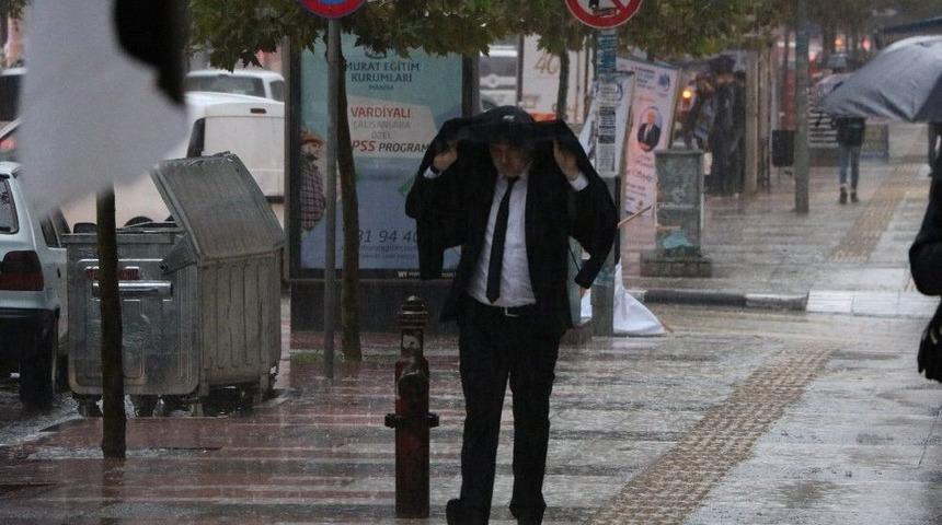 Manisa&rsquo;da Sağanak Yağış Etkili Oldu