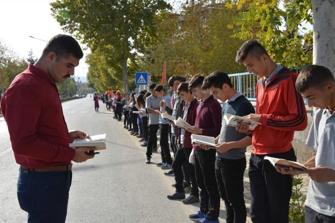 4 Bin 200 &Ouml;ğrenci İle Okuma Zinciri