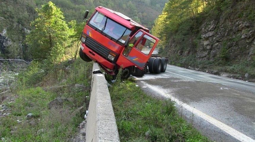 Artvin&rsquo;de Virajı Alamayan Tır Yol Kenarındaki Bariyer Duvarına &Ccedil;ıktı
