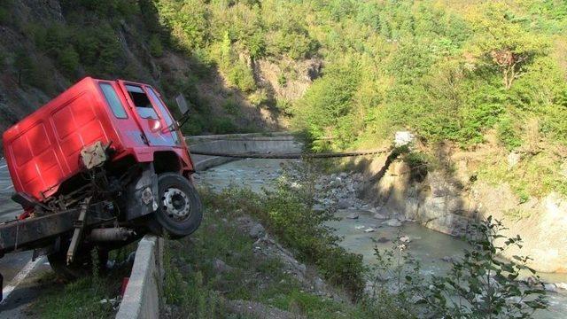 Artvin&rsquo;de Virajı Alamayan Tır Yol Kenarındaki Bariyer Duvarına &Ccedil;ıktı 1