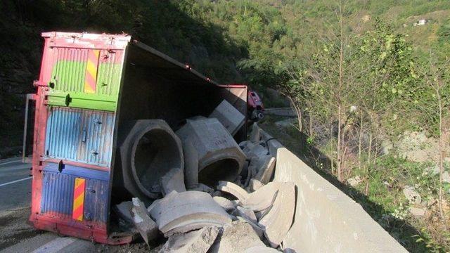 Artvin&rsquo;de Virajı Alamayan Tır Yol Kenarındaki Bariyer Duvarına &Ccedil;ıktı 2