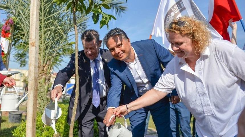 Başkan Uysal Rus &Ouml;ğrencilerle Fidan Dikti