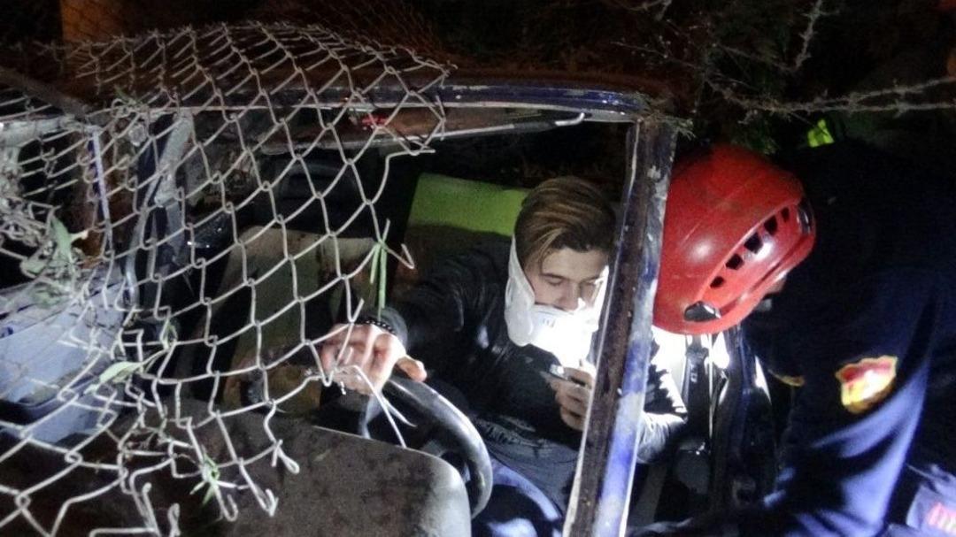 Otomobil Askeri Lojmanların Bah&ccedil;esine U&ccedil;tu: 2 Yaralı