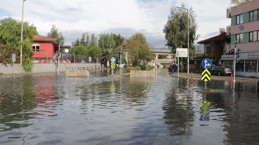 İzmir Yağmura Teslim