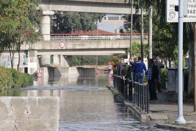 İzmir Yağmura Teslim