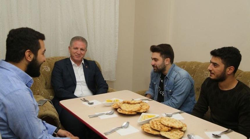 Vali G&uuml;l &Ouml;ğrenci Evine Misafir Oldu