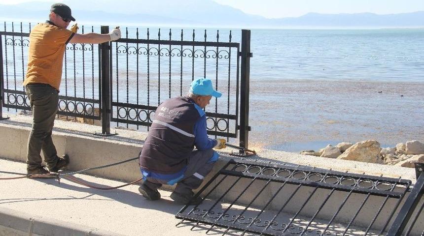 Beyşehir G&ouml;l&uuml; Kıyısındaki Korkuluklar Kaldırılyor