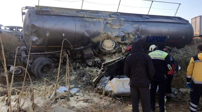 Bitkisel Yağ Taşıyan Tanker Şarampole Yuvarlandı: 1 &Ouml;l&uuml;