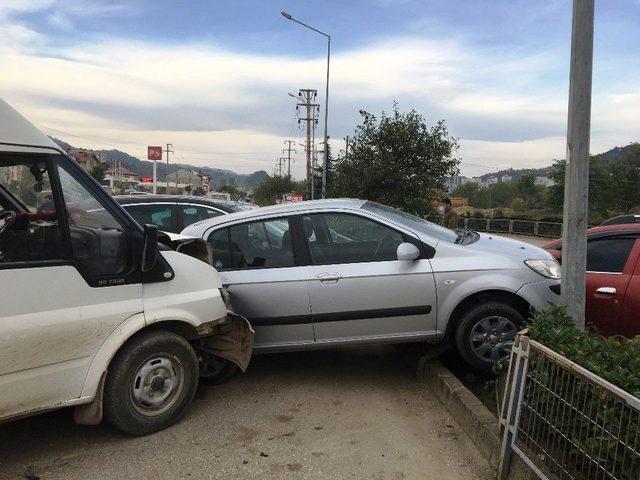 Fatsa’da Zincirlime Trafik Kazası: 2 Yaralı