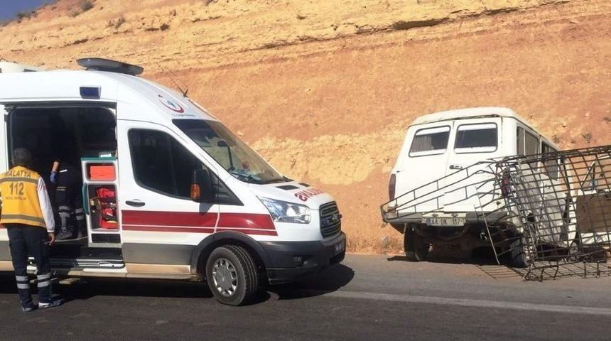 Minib&uuml;s Yoldan &Ccedil;ıktı: 1 Yaralı