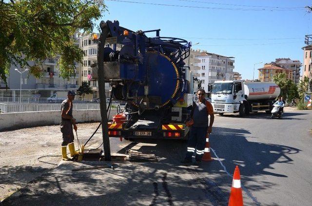 Alanya’da Yağmur Suyu Hatları Temizleniyor