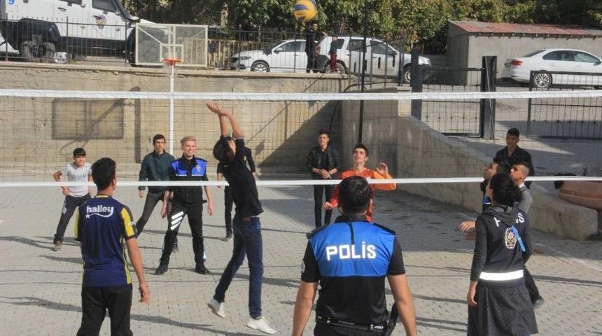 Hakkarili Gen&ccedil;lerle Polislerin Voleybol Ma&ccedil;ı Keyfi