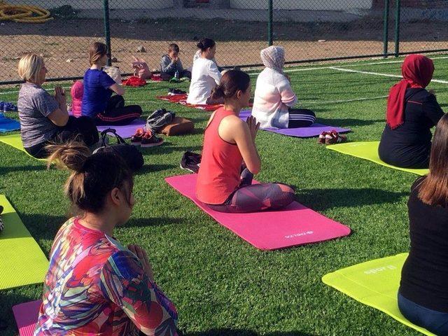 Kadınlar Halı Sahada Yoga Yaptı