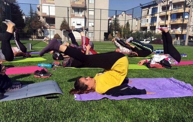 Kadınlar Halı Sahada Yoga Yaptı