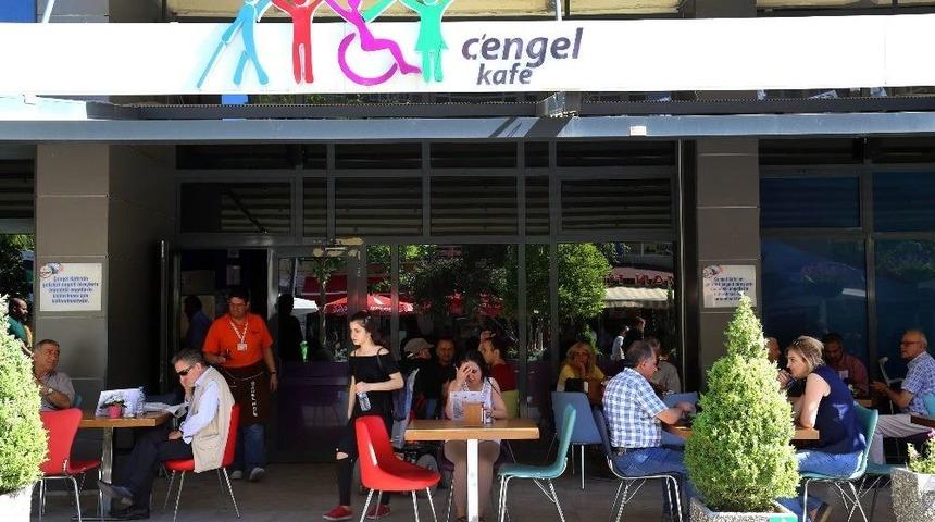 &Ccedil;&rsquo;engel Kafe Arı Gibi &Ccedil;alışıyor