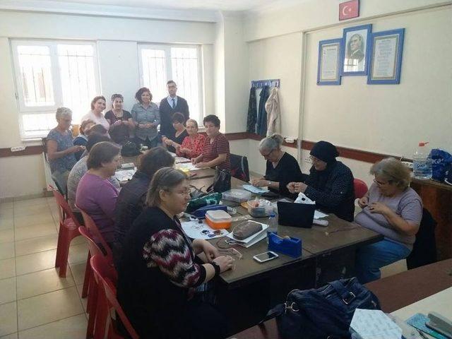 Burhaniye’de Örme Ve Düğümlü Takı Yapma Kursu Açıldı 1