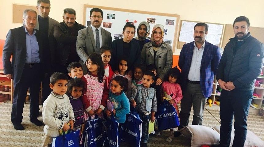 Ak Parti&rsquo;den Minik &Ouml;ğrencilere Oyunca Ve Kıyafet Desteği