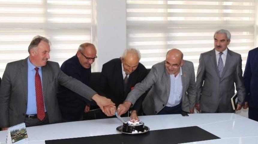 T&uuml;rkiye&rsquo;nin En Yaşlı Ozanına S&uuml;rpriz Doğum G&uuml;n&uuml; Pastası