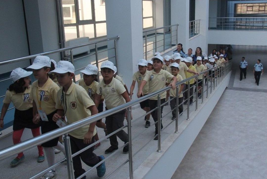 &Ouml;ğrenci Baş M&uuml;d&uuml;r Oldu "okulları Koruyun" Emri Verdi