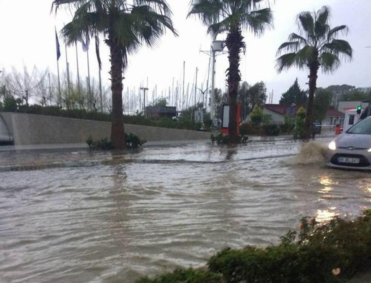 Kuşadası 20 Dakikalık Yağmura Teslim Oldu