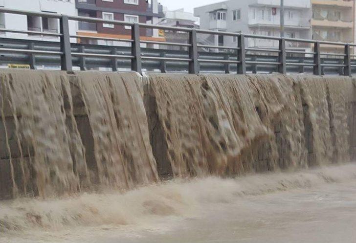 Kuşadası 20 Dakikalık Yağmura Teslim Oldu G2
