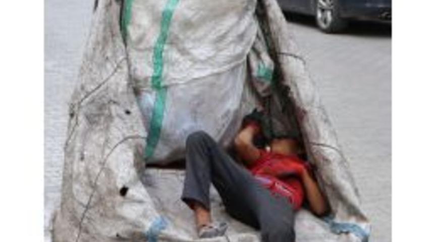 Kağıt Topladığı El Arabasında Uyuyakaldı