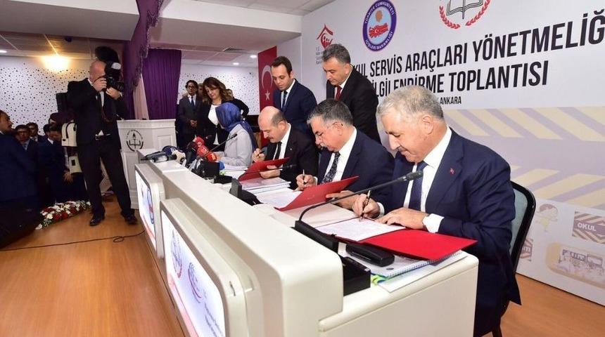 Yeni Okul Servisi Y&ouml;netmeliğini 4 Bakan A&ccedil;ıkladı