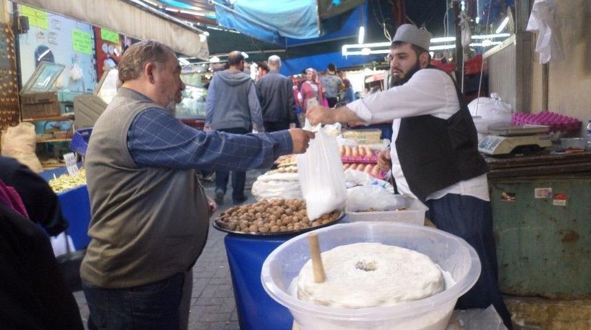 El Değirmeninde Kaya Tuzu &Ouml;ğ&uuml;t&uuml;p Satıyor