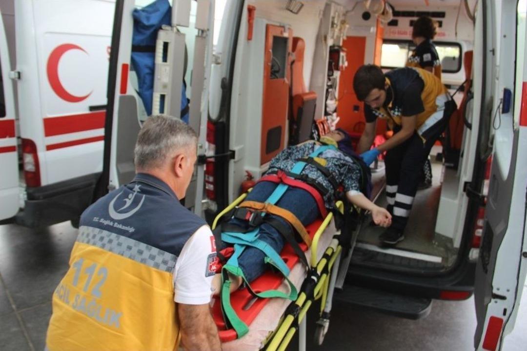 Otomobil Yolun Karşısına Ge&ccedil;meye &Ccedil;alışan Gen&ccedil; Kıza &Ccedil;arptı