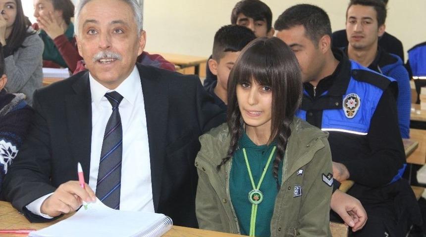 Vali Toprak, Kendisini Görmek İsteyen Öğrencinin Ayağına Gitti