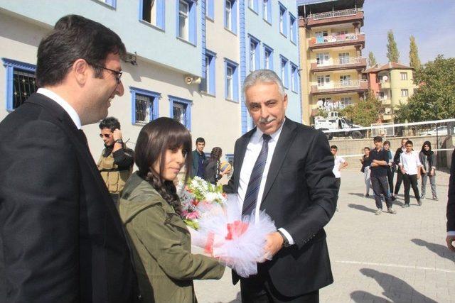 Vali Toprak, Kendisini Görmek İsteyen Öğrencinin Ayağına Gitti