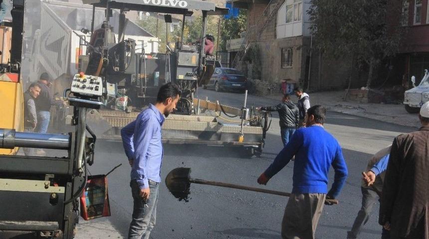 Hakkari&rsquo;de Yol Asfaltlama &Ccedil;alışması