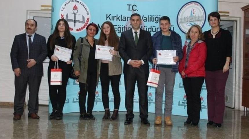 Kitap Okuma Yarışmasında Dereceye Giren &Ouml;ğrenciler &Ouml;d&uuml;llendirildi.