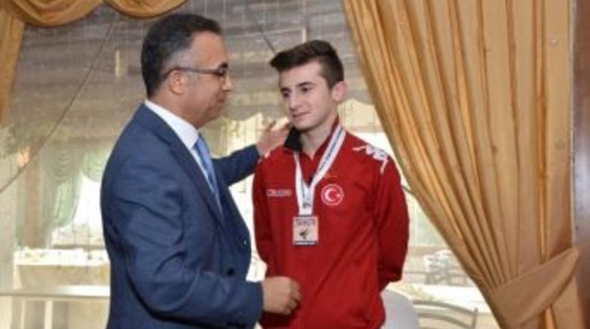 Vali &Ccedil;eber, D&uuml;nya &Uuml;&ccedil;&uuml;nc&uuml;s&uuml; &Ouml;zcan&rsquo;ı &Ouml;d&uuml;llendirdi