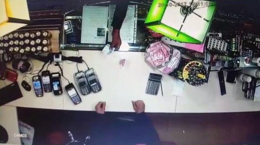 Kasiyerlerin Dikkatsizliğinden Faydalandı, Dolandırdı