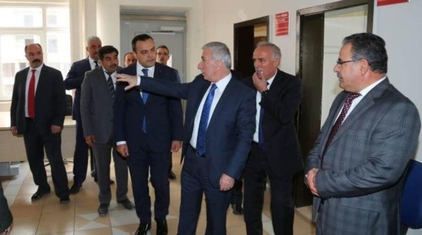 Vali Kam&ccedil;ı Yeşilhisar&rsquo;da Muhtarlarla Buluştu