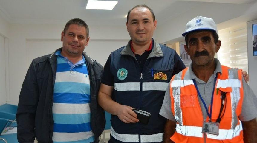 Belediye &Ccedil;alışanının Dikkati Kayıp C&uuml;zdanı Sahibine Ulaştırdı