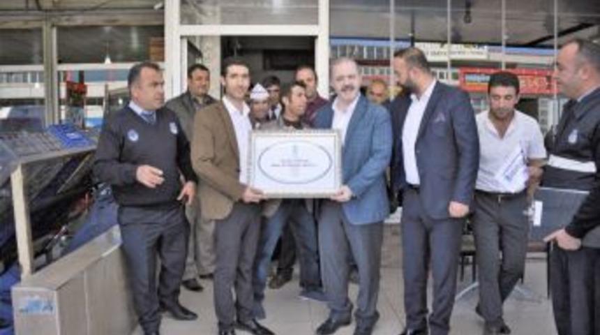 Tuşba Belediyesinden &rsquo;beyaz Bayrak G&uuml;venli Gıda Başarı Belgesi&rsquo; Uygulaması